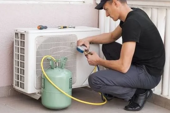Bombola di gas refrigerante collegata all'unità esterna durante la ricarica